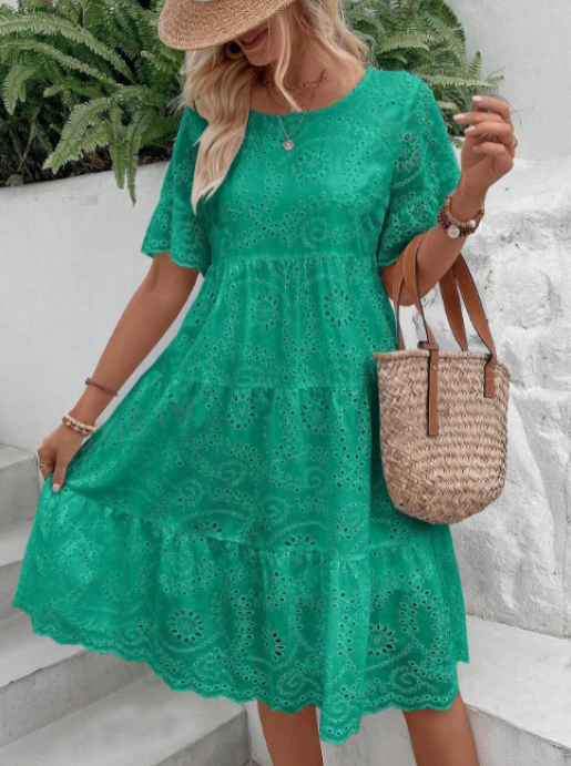 Schlichtes Kleid mit Lochstickerei