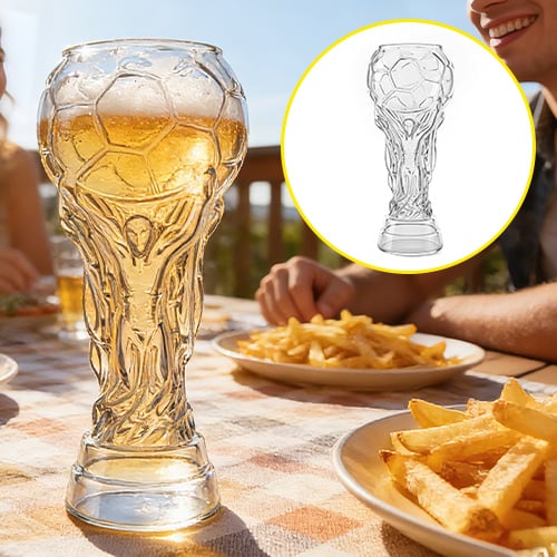 Bierglas im Fußballpokal-Stil