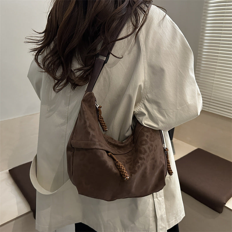 Umhängetasche mit Leopardenmuster