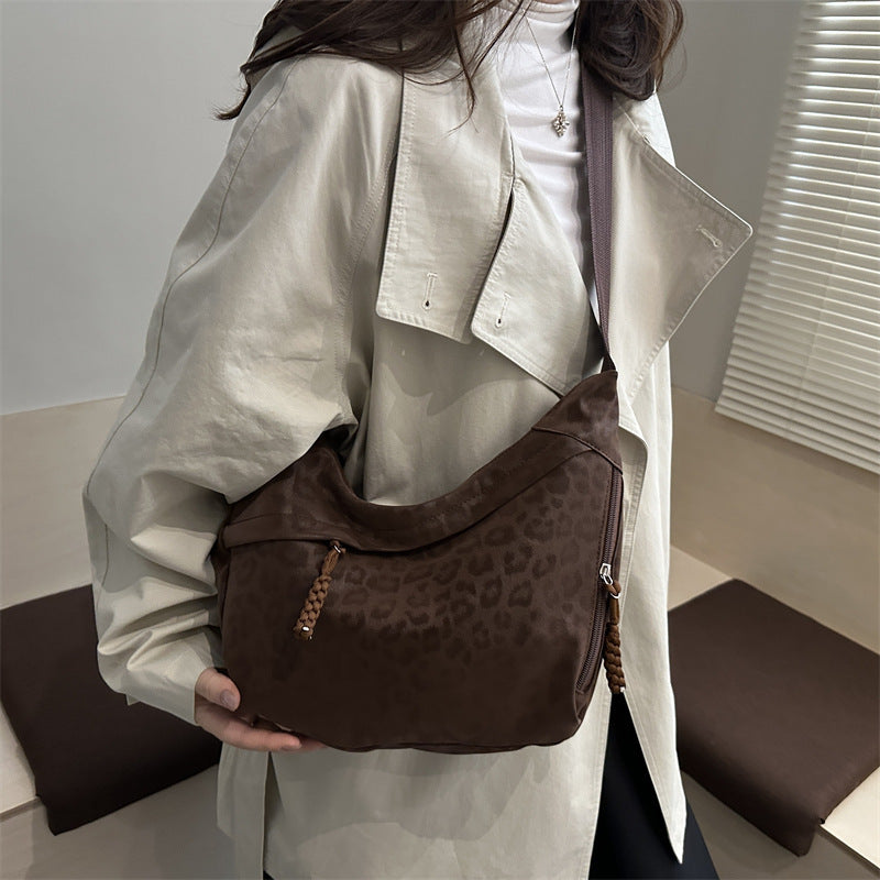 Umhängetasche mit Leopardenmuster