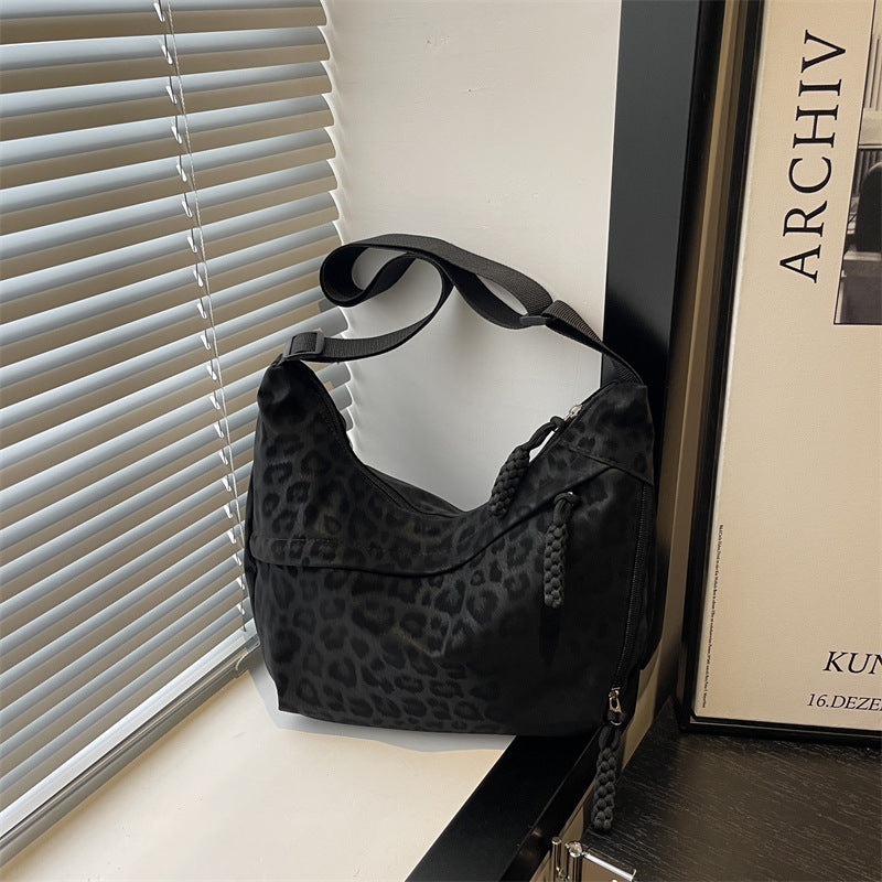 Umhängetasche mit Leopardenmuster