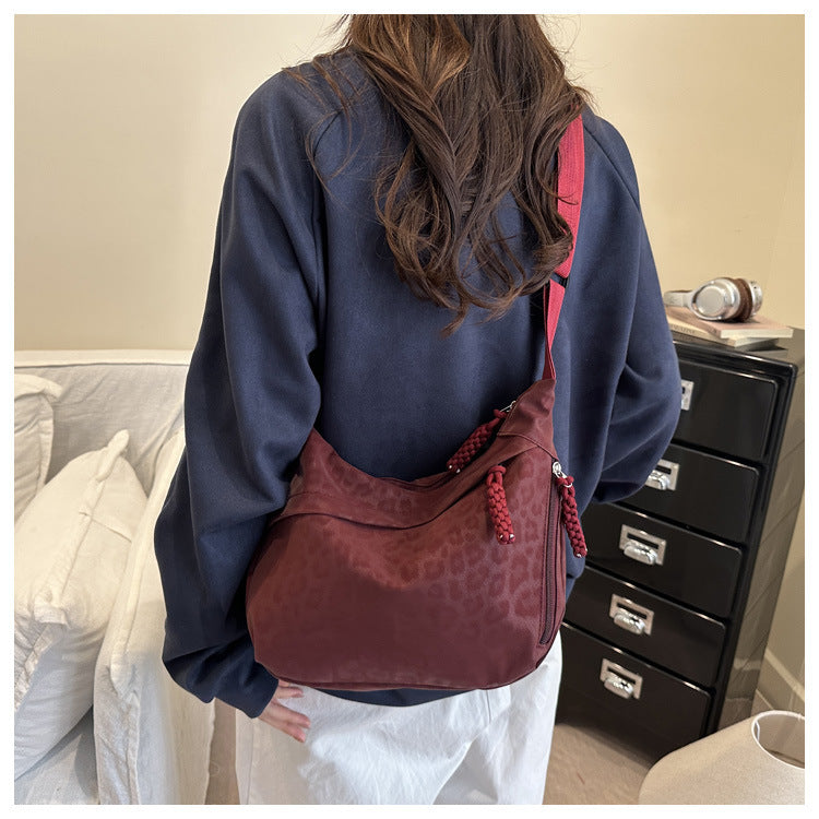 Umhängetasche mit Leopardenmuster