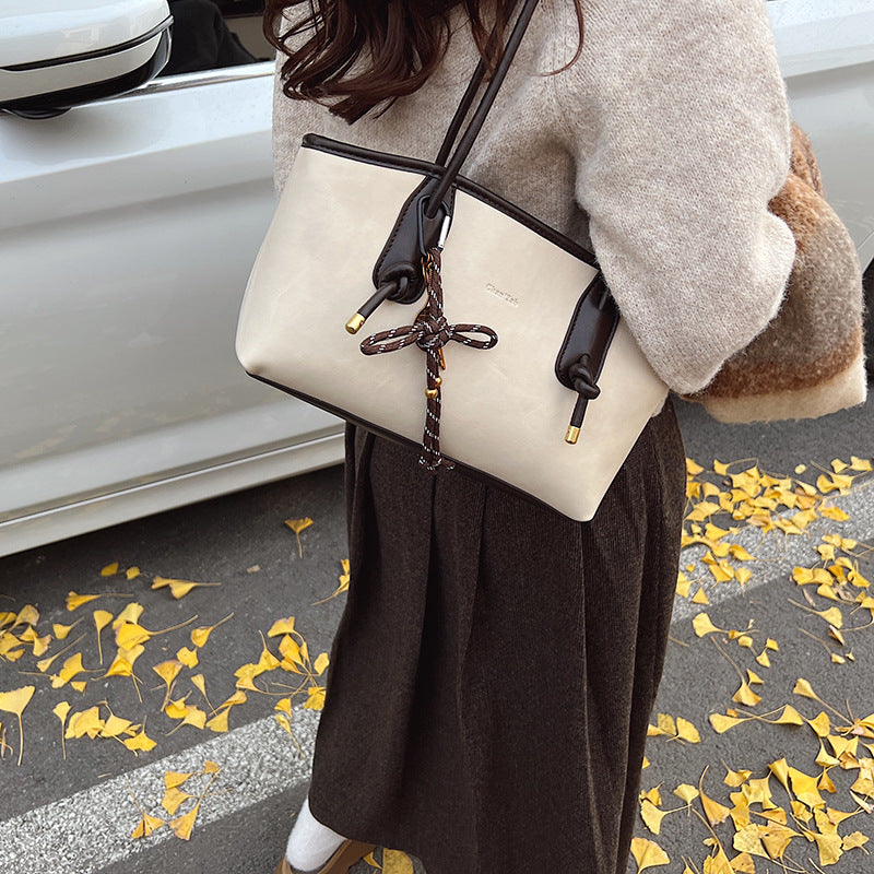 Einfarbige Hobo-Schultertasche