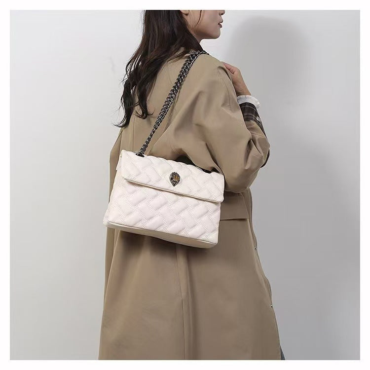 Klassische Schultertasche mit Kette