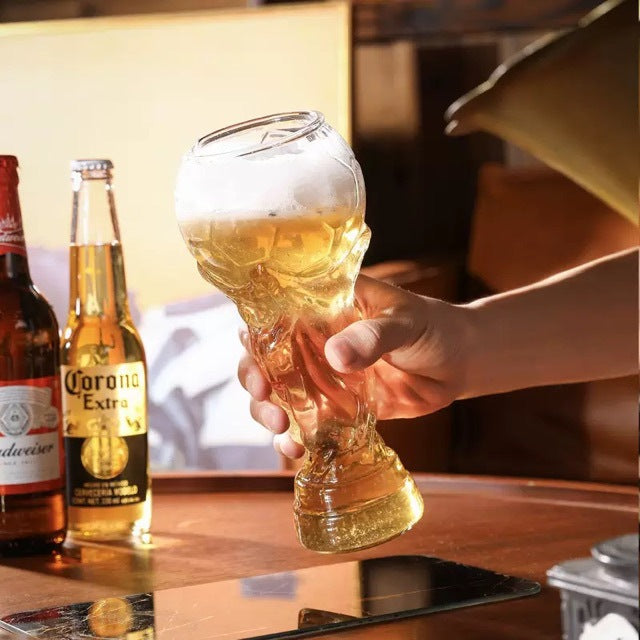 Bierglas im Fußballpokal-Stil
