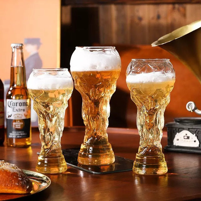 Bierglas im Fußballpokal-Stil