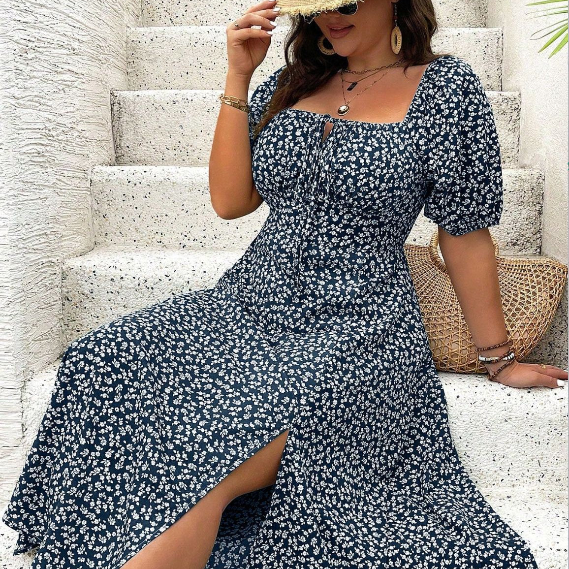 Sommerliches Blumenkleid mit Schlitz