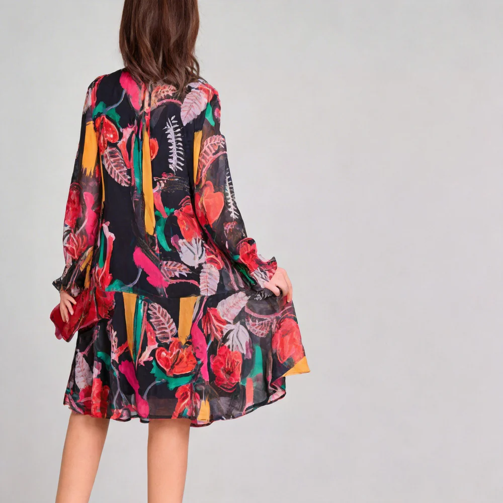 Kleid mit fließenden Ärmeln und lebendigem Print