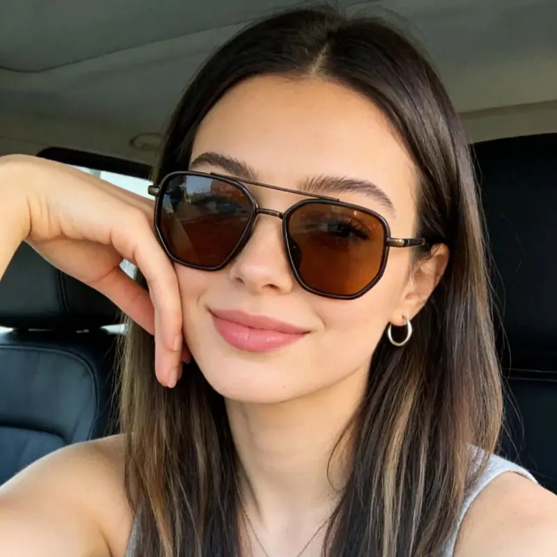 Sonnenbrille mit geometrischem Rahmen